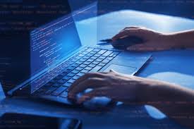 imagem mãos digitando códigos no teclado e segurando o mouse