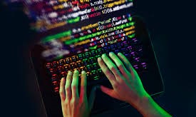imagem com mãos digitando muitos códigos no teclado de um notebook